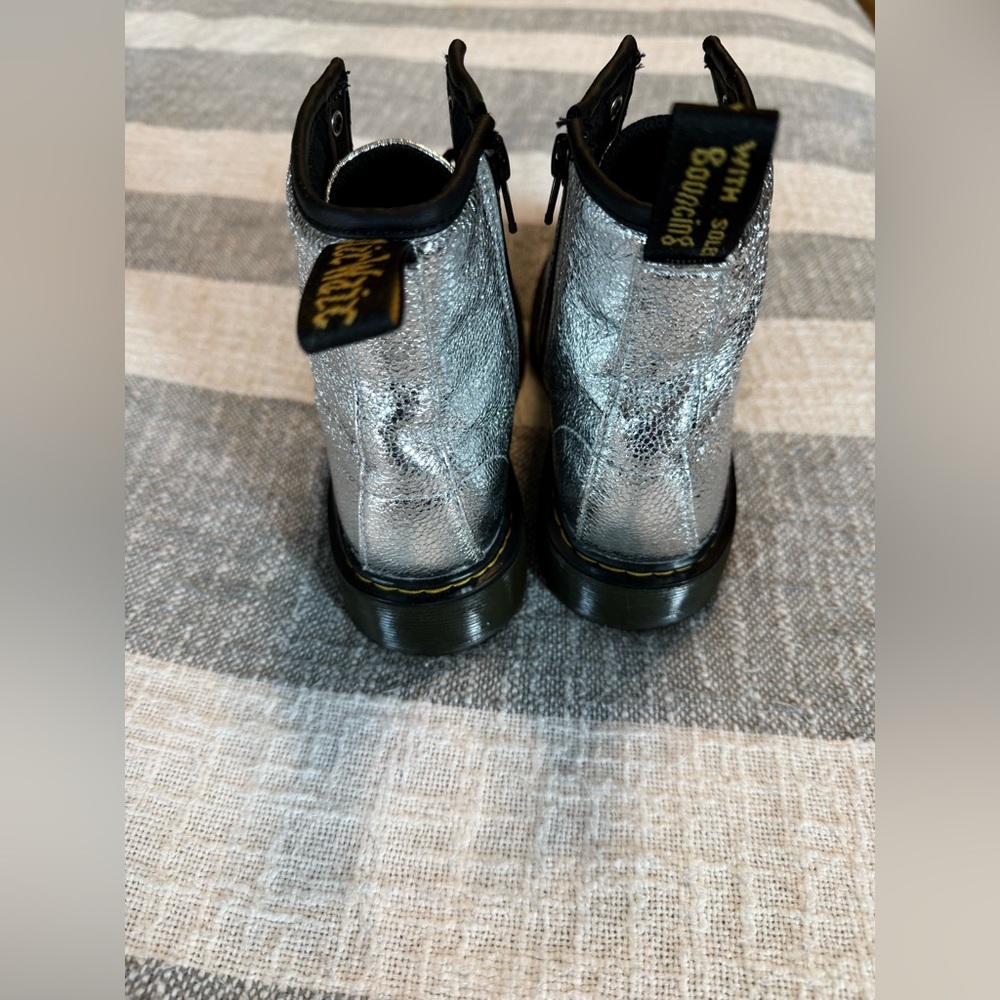 Dr Martens Jr 1460 Crinkle Silver Metallic Lace Up boots
SZ 4M - Picture 5 of 11